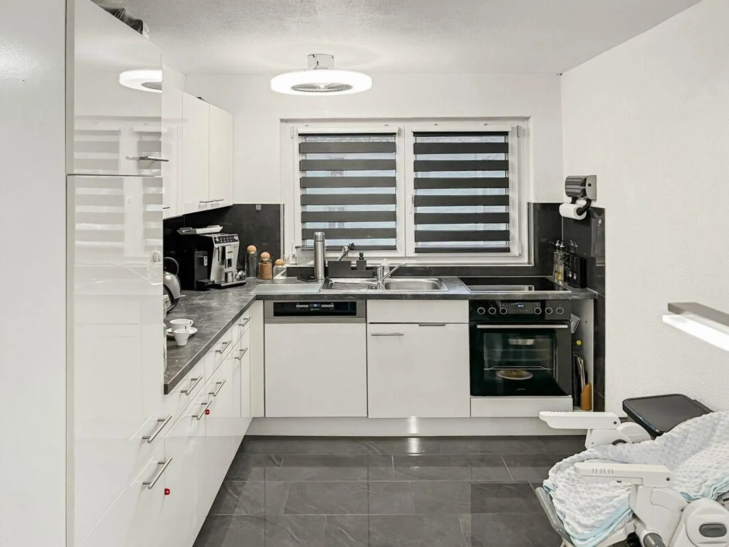 Maison spacieuse à deux familles avec deux unités résidentielles et garages - Photo 5 sur 12