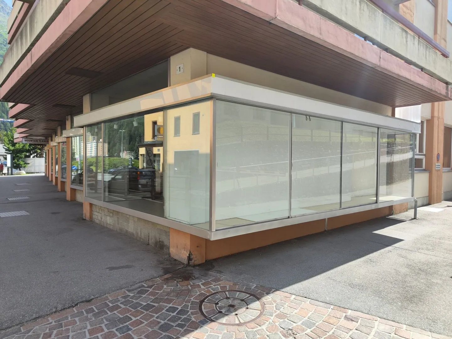 Espace de vente dans un emplacement bien fréquenté - Photo 2 sur 2