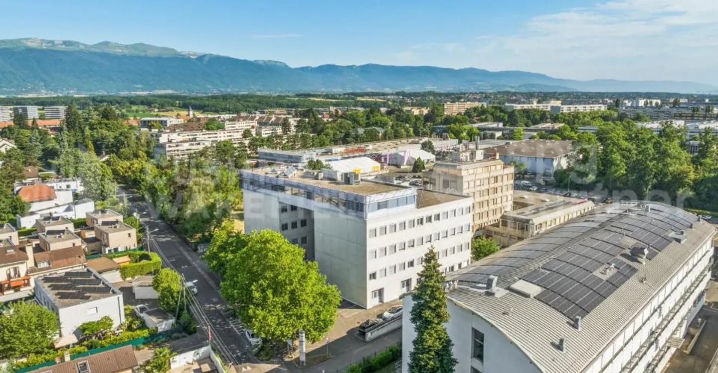 Ready-to-use artisan and administrative premises in Meyrin - Grand-Puits 42 - Photo 1 of 12
