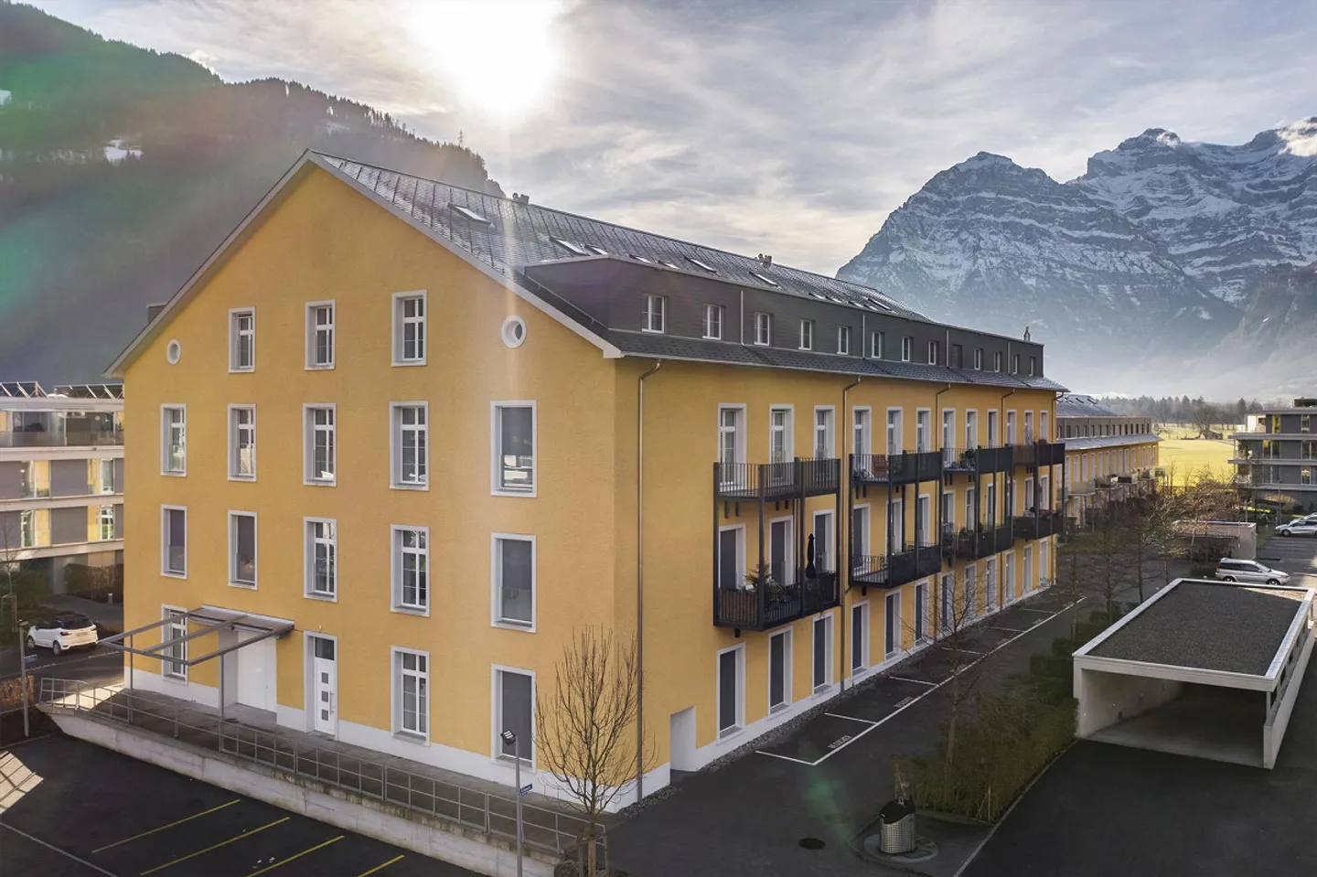 Appartement loft avec balcon - Beau vivre dans la Fabrigg jaune à Mollis - Photo 1 sur 6