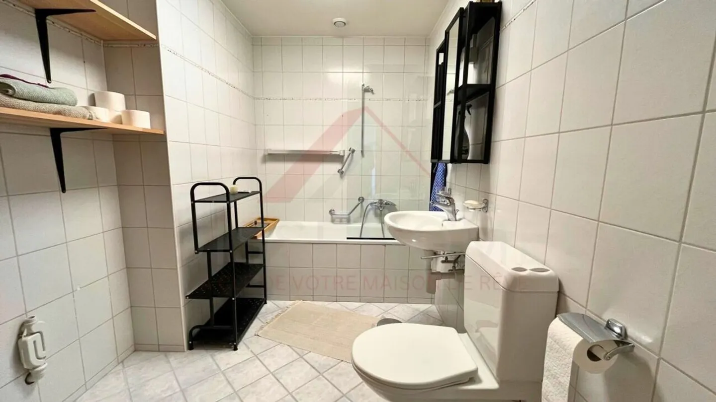 Nuovo appartamento 3,5 stanze – Piano terra – Tra i laghi – Gampelen - Foto 8 di 11