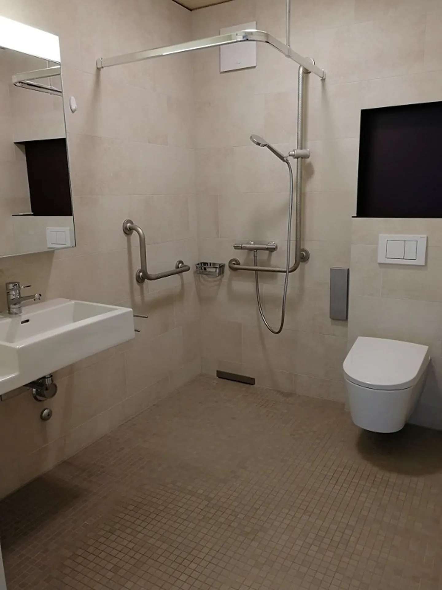 Central Living in Old Age: Bright 1.5-Room Apartment for Rent - Photo 3 of 3