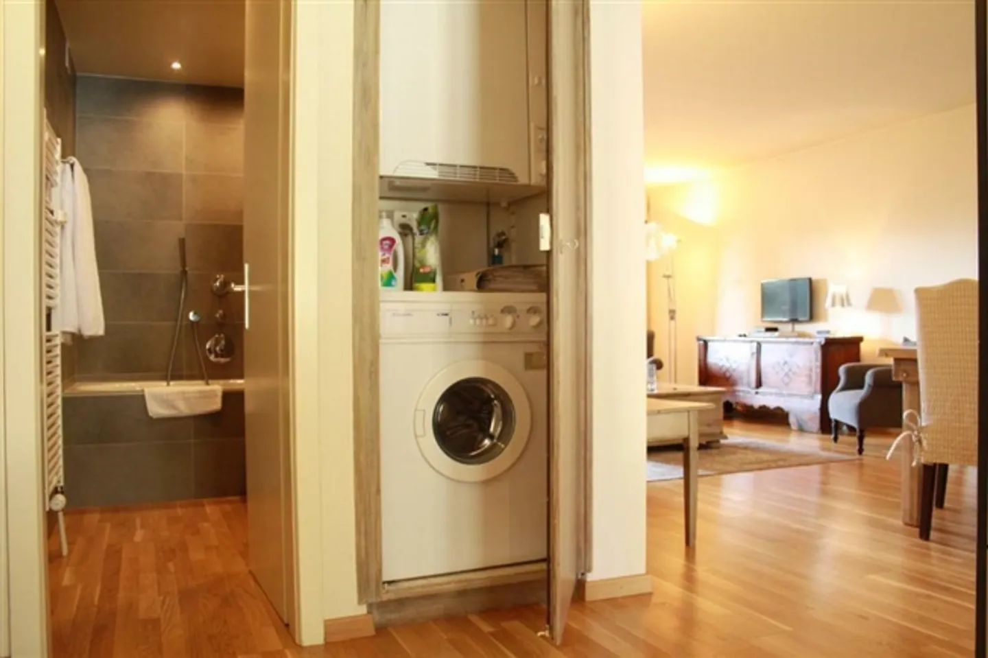 LOC 76 - AMBASSADOR A - Photo 9 of 20