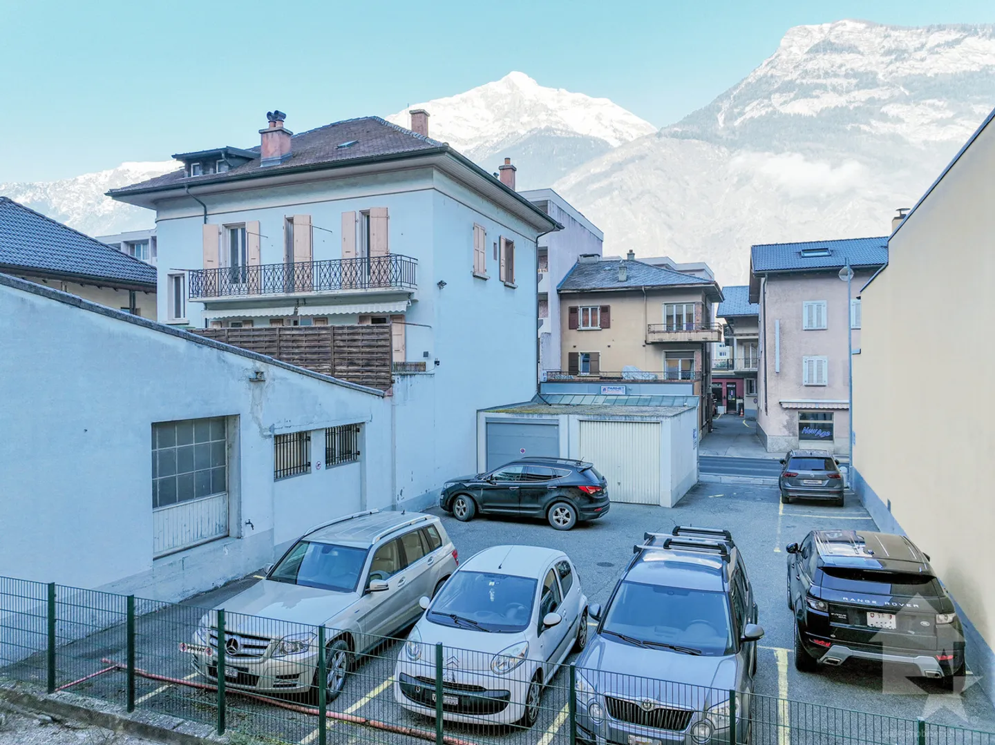 Proprietà detenuta come investimento finanziario con due depositi nel cuore di Saxon - Foto 2 di 21