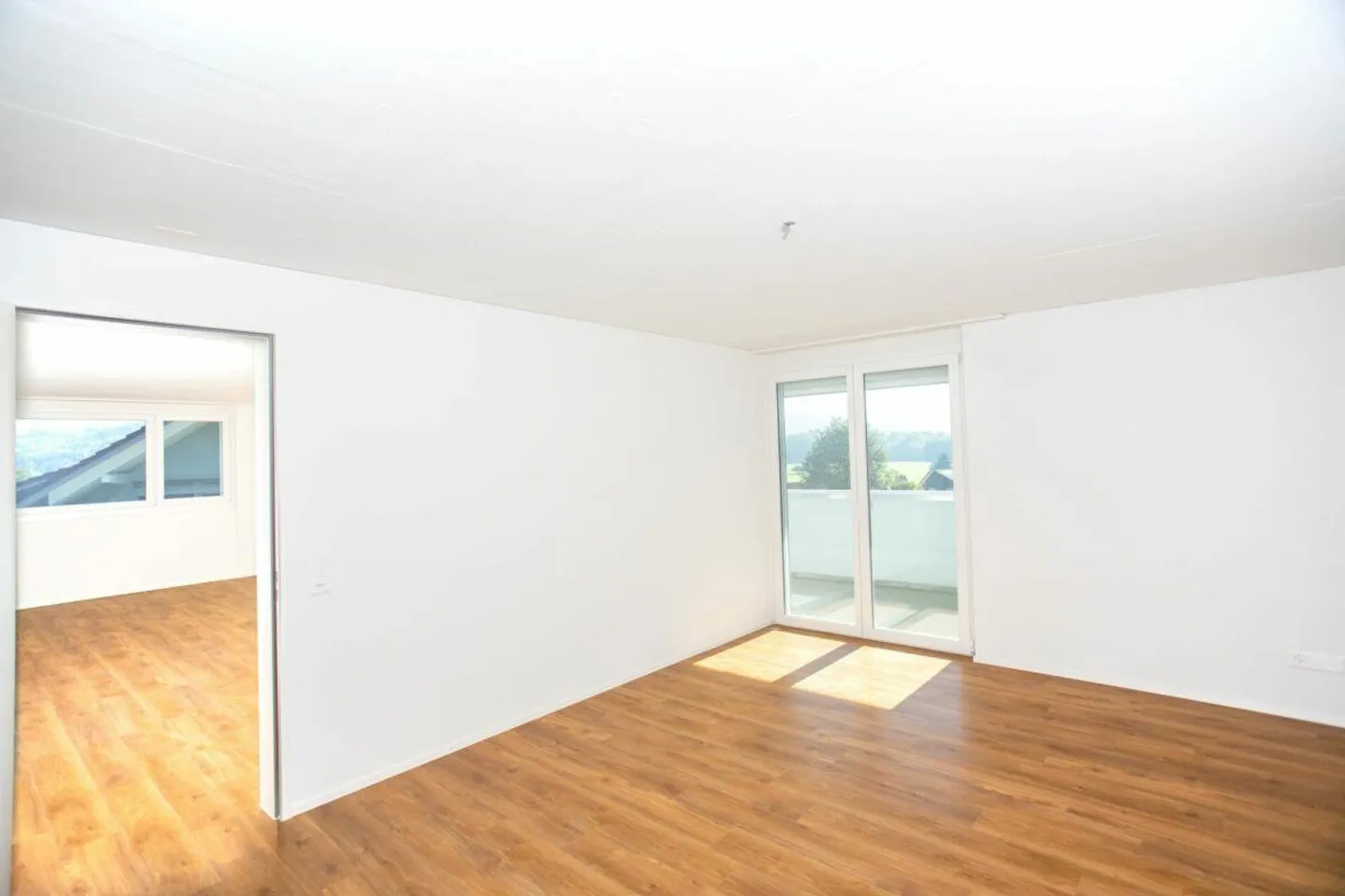 Appartamento luminoso con grande balcone - Foto 4 di 12