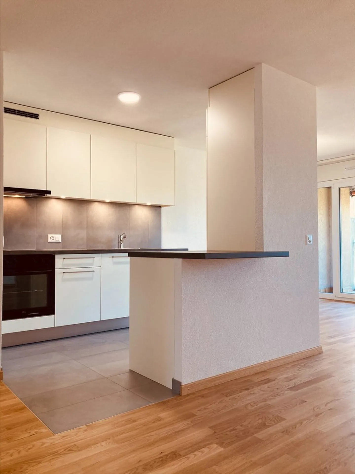 Bright Apartment with Balcony - Photo 2 of 5