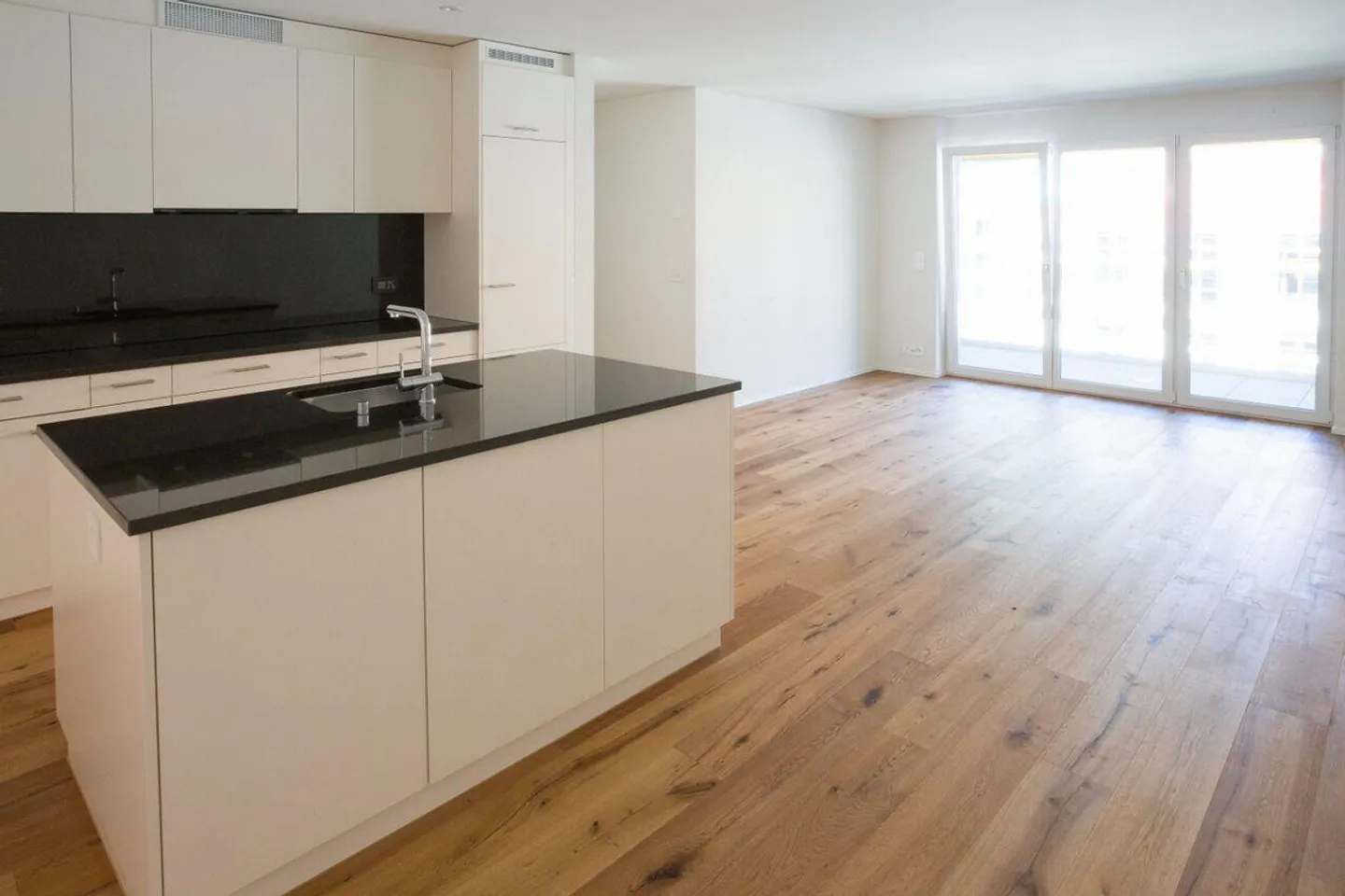Moderne 3.5-Zimmer-Wohnung mit Balkon - Foto 2 von 10