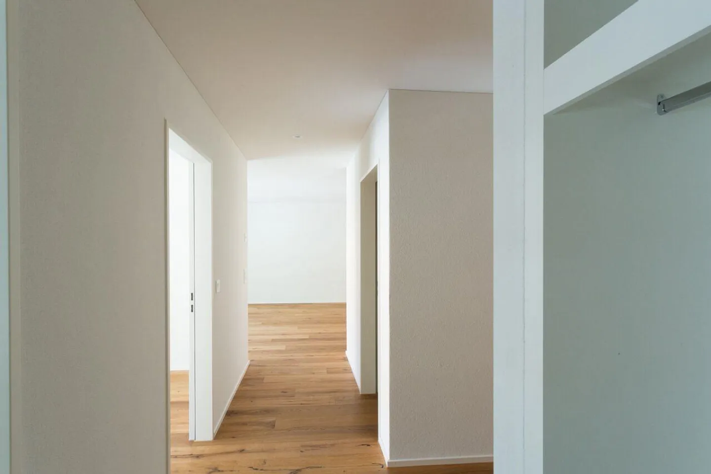 Moderne 3.5-Zimmer-Wohnung mit Balkon - Foto 3 von 10