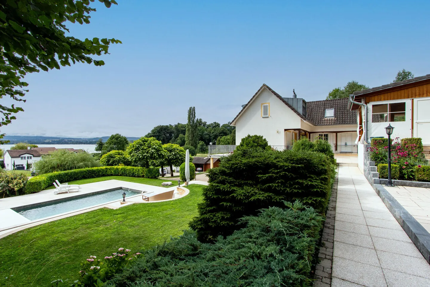 Villa esclusiva con vista mozzafiato sul lago e sulle Alpi e oasi con piscina - Foto 1 di 18