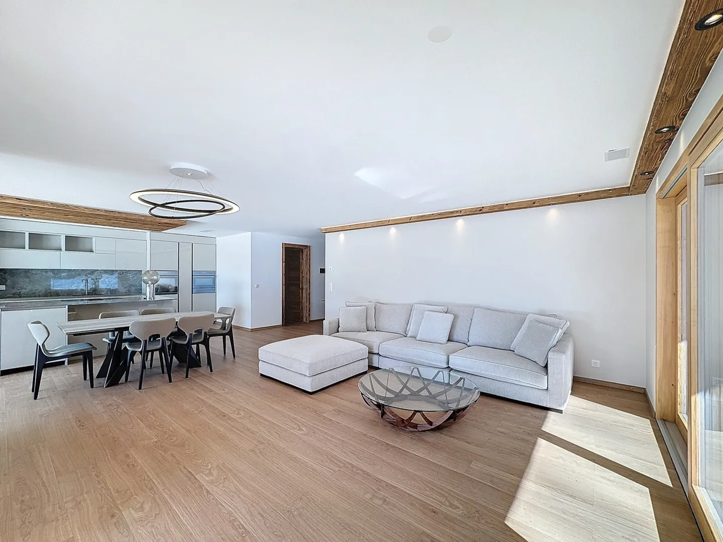 Modern Chalet with Private Garden - Photo 9 of 20