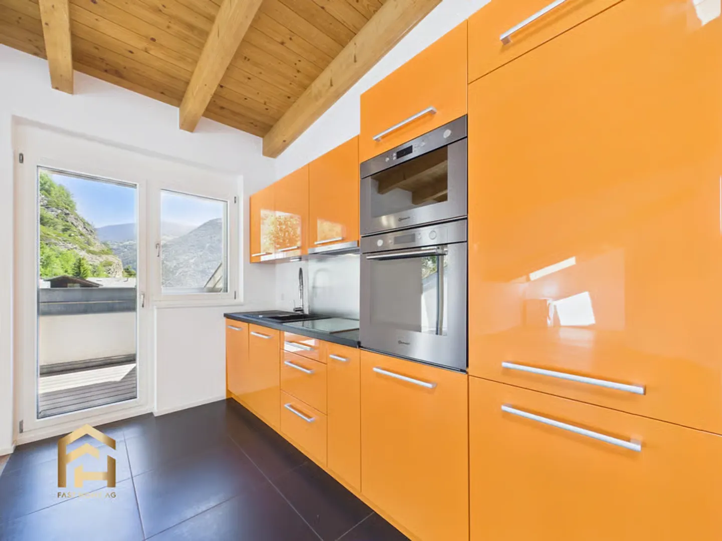Appartement sous les combles de 2,5 pièces à Stalden avec ascenseur et vue panoramique - Photo 4 sur 13