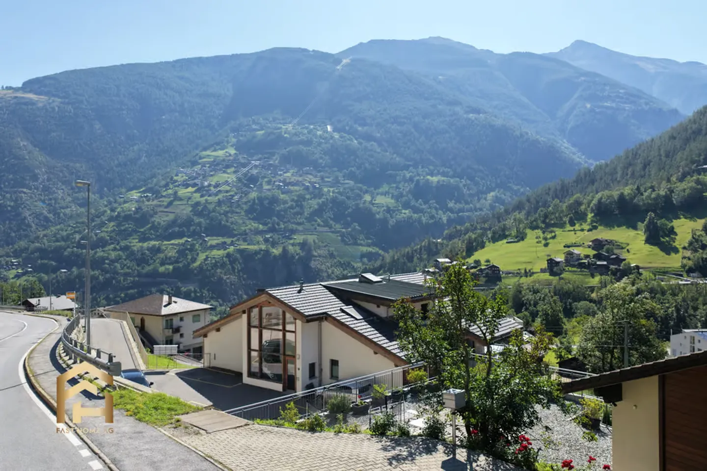 Appartement sous les combles de 2,5 pièces à Stalden avec ascenseur et vue panoramique - Photo 1 sur 13