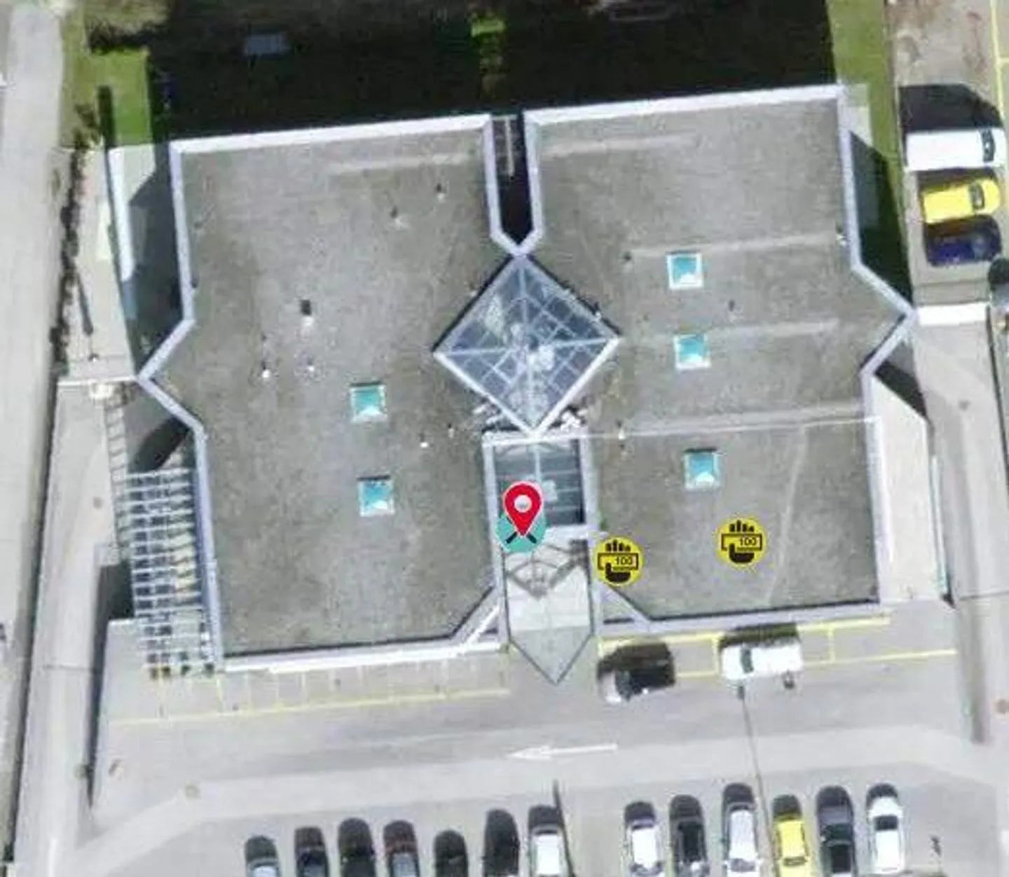 Commercial space with parking space - Photo 1 of 13