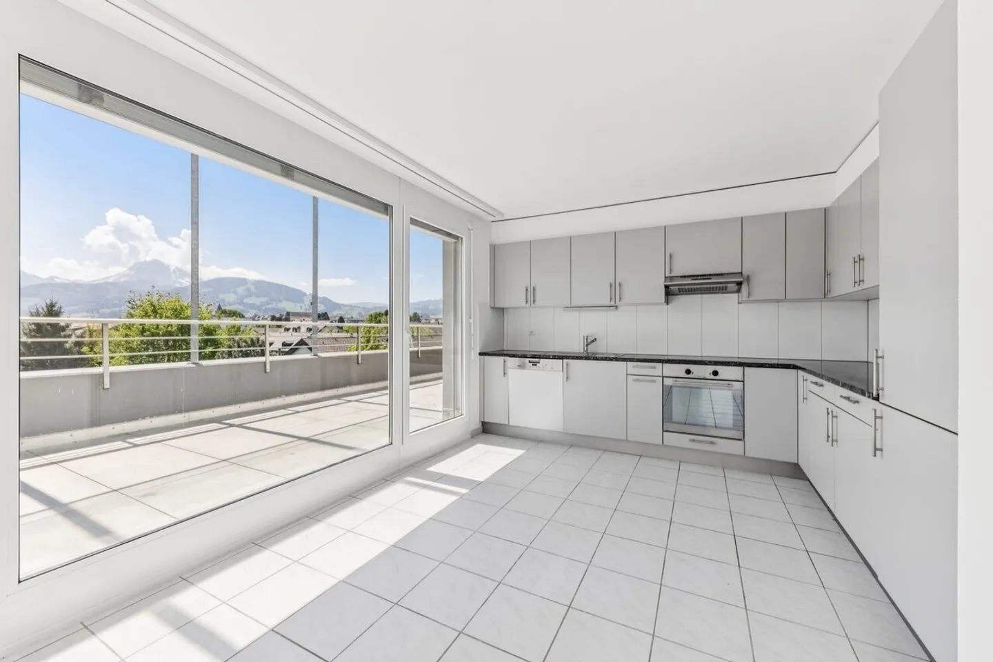 Appartement spacieux avec terrasse - Photo 3 sur 13