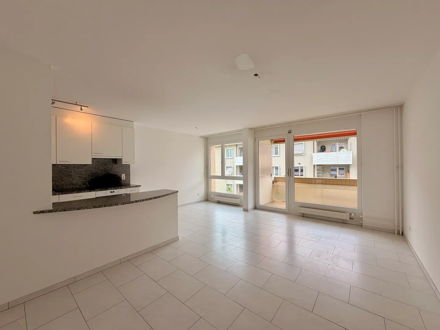 Appartement lumineux de 2,5 pièces avec 2 balcons et une place de parking - Photo 1 sur 11