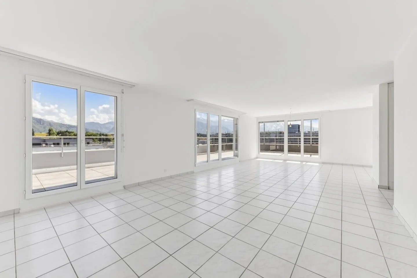 Appartement spacieux avec terrasse - Photo 4 sur 13