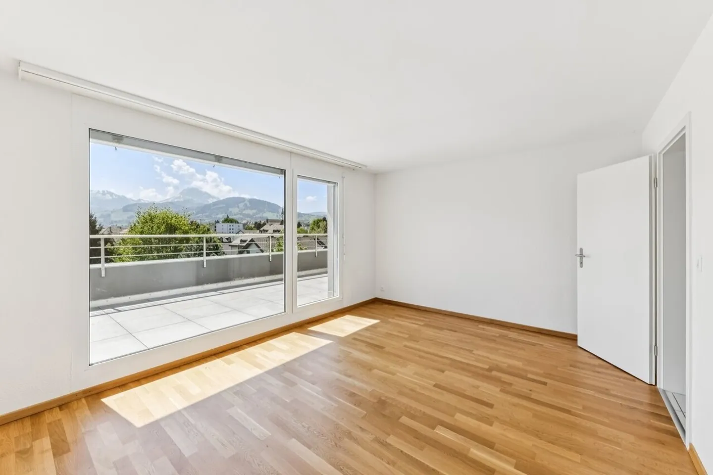 Appartement spacieux avec terrasse - Photo 8 sur 13