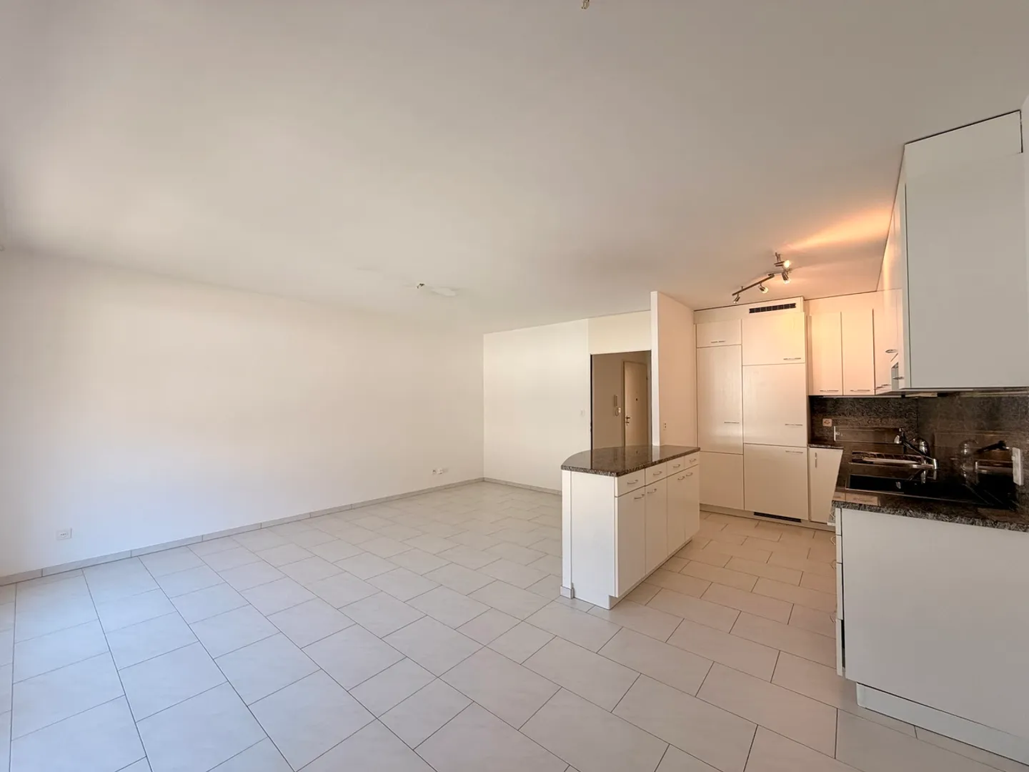 Appartement lumineux de 2,5 pièces avec 2 balcons et une place de parking - Photo 4 sur 11