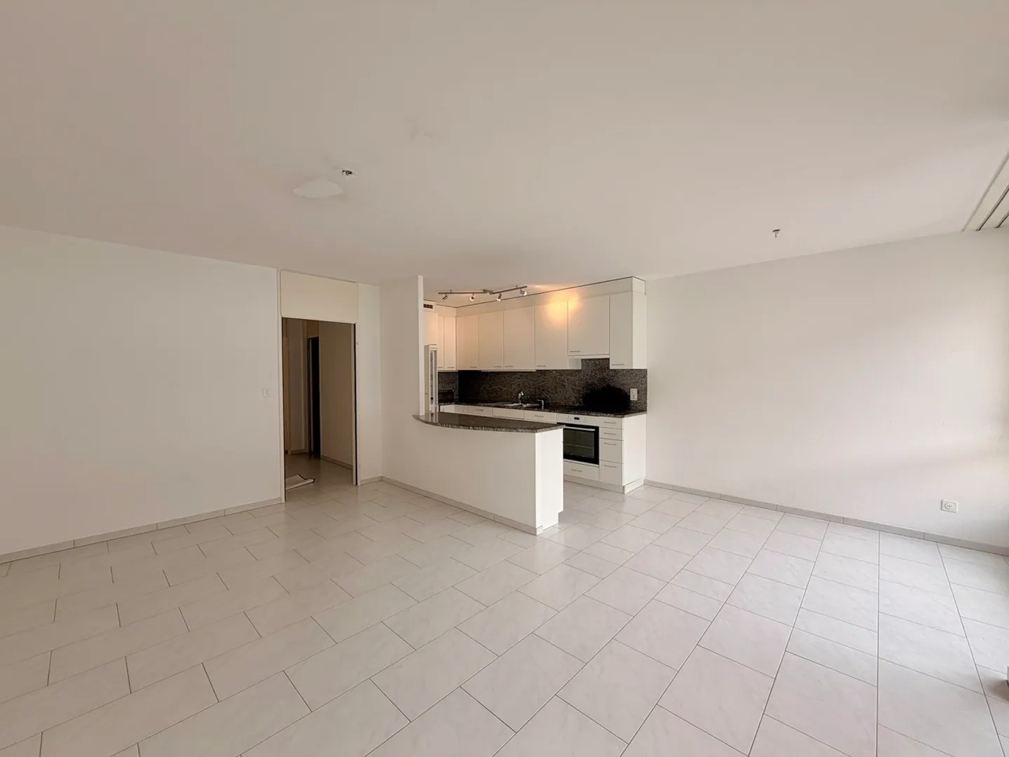Appartement lumineux de 2,5 pièces avec 2 balcons et une place de parking - Photo 5 sur 11