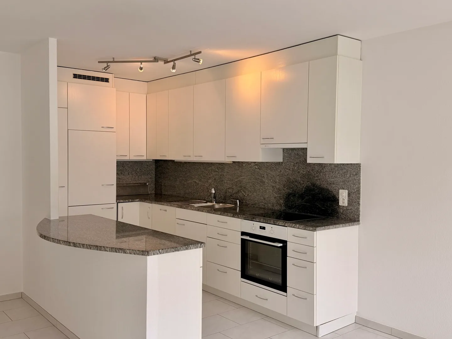 Appartement lumineux de 2,5 pièces avec 2 balcons et une place de parking - Photo 6 sur 11