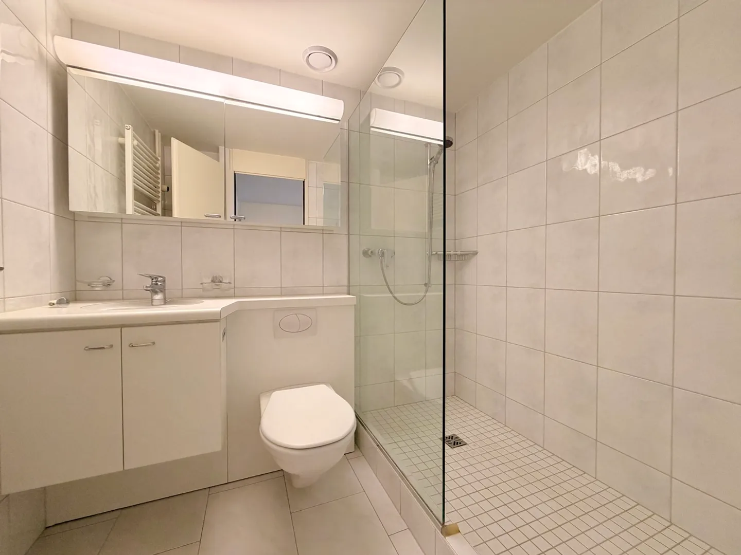 Appartement lumineux de 2,5 pièces avec 2 balcons et une place de parking - Photo 7 sur 11