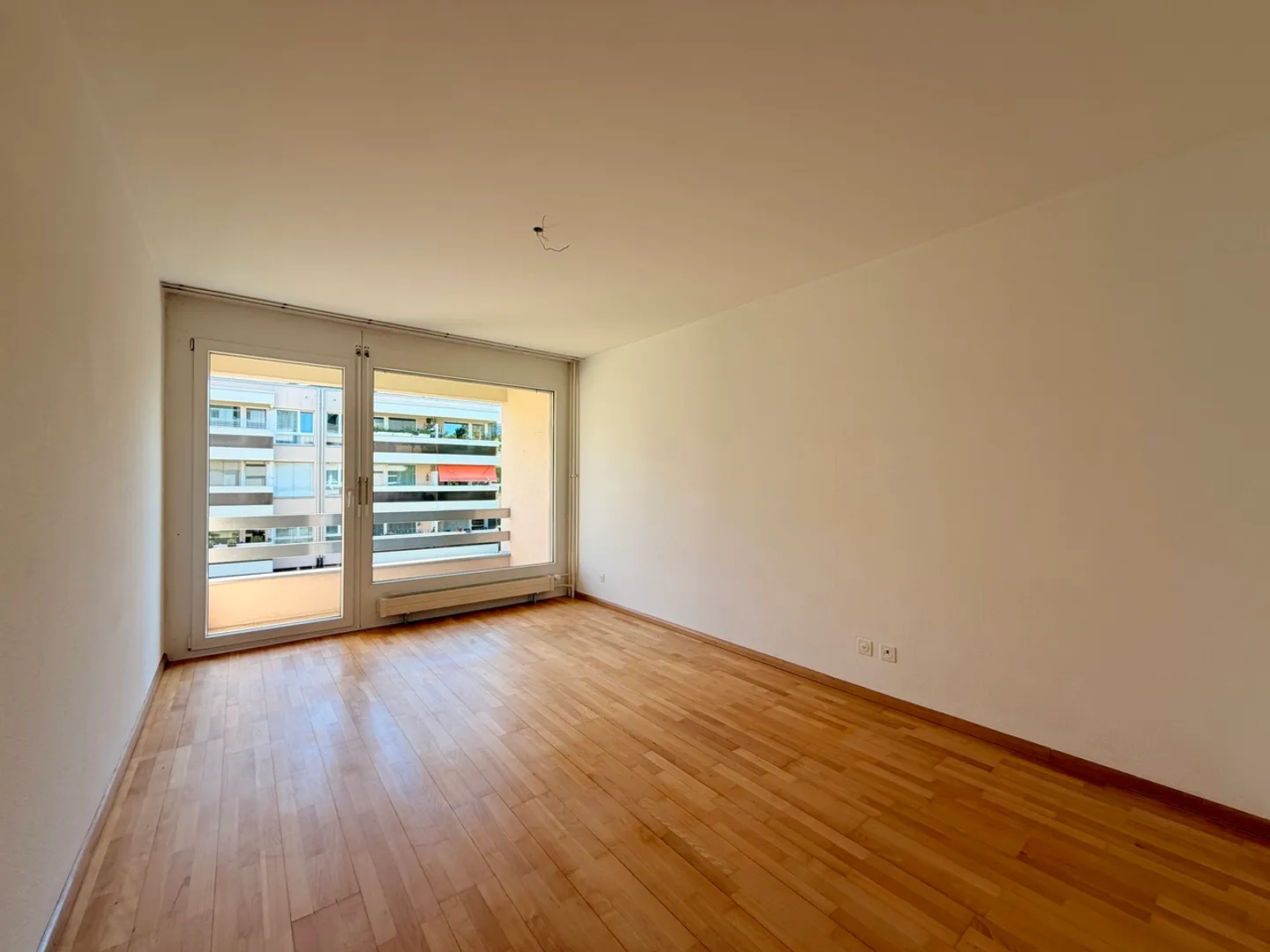 Appartement lumineux de 2,5 pièces avec 2 balcons et une place de parking - Photo 8 sur 11
