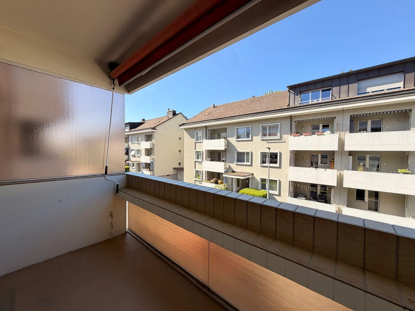 Appartement lumineux de 2,5 pièces avec 2 balcons et une place de parking - Photo 9 sur 11