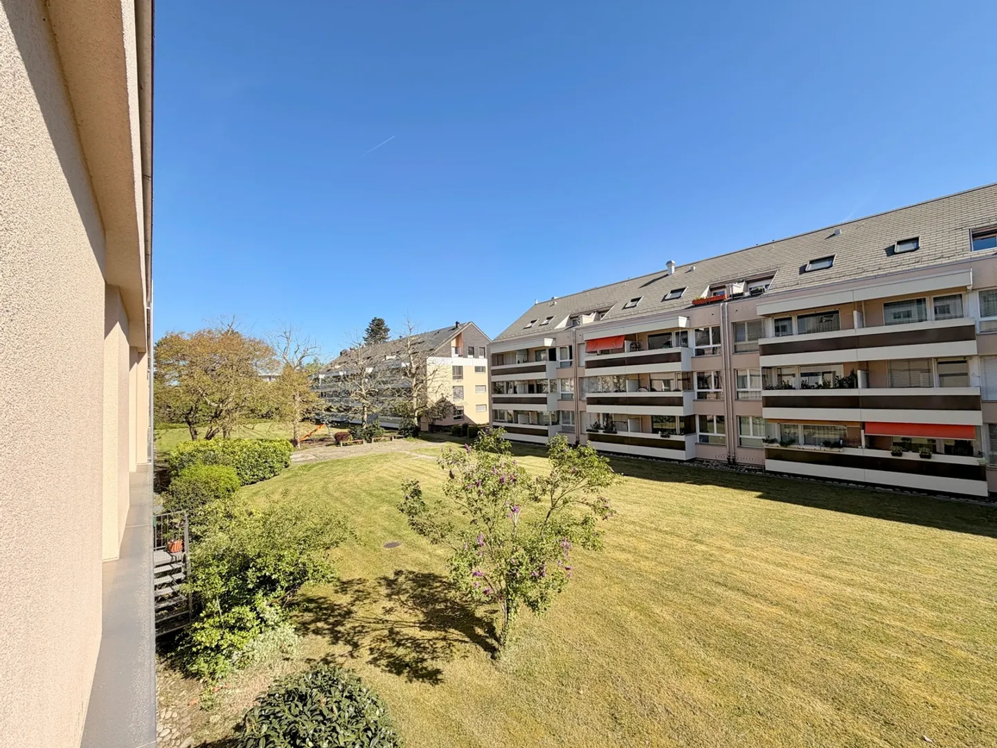 Appartement lumineux de 2,5 pièces avec 2 balcons et une place de parking - Photo 10 sur 11