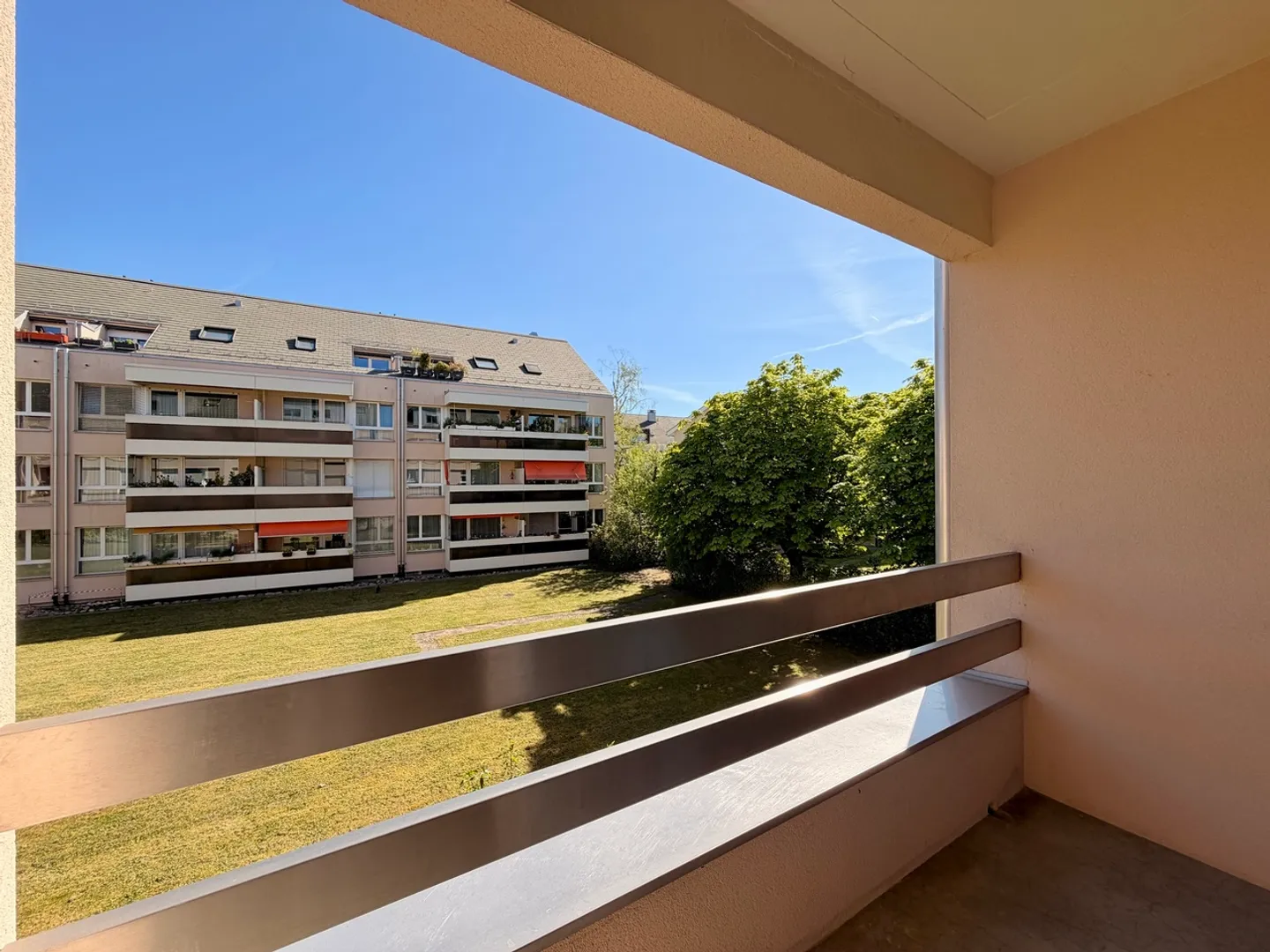 Appartement lumineux de 2,5 pièces avec 2 balcons et une place de parking - Photo 11 sur 11