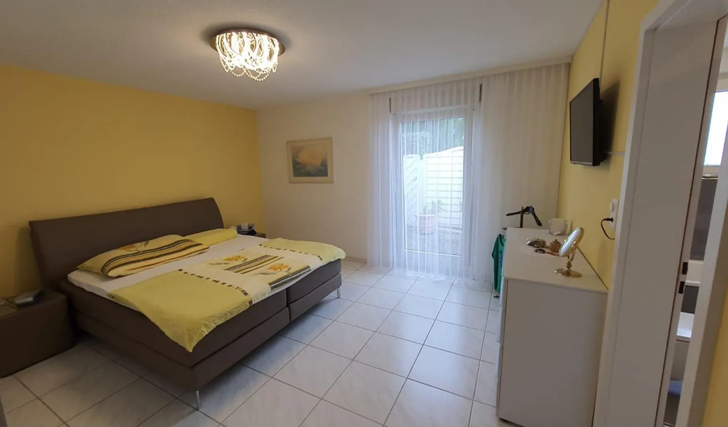 Dans une maison bifamiliale avec intimité et vue dégagée - Photo 8 sur 17
