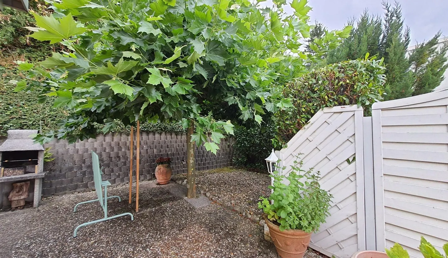 Dans une maison bifamiliale avec intimité et vue dégagée - Photo 12 sur 17