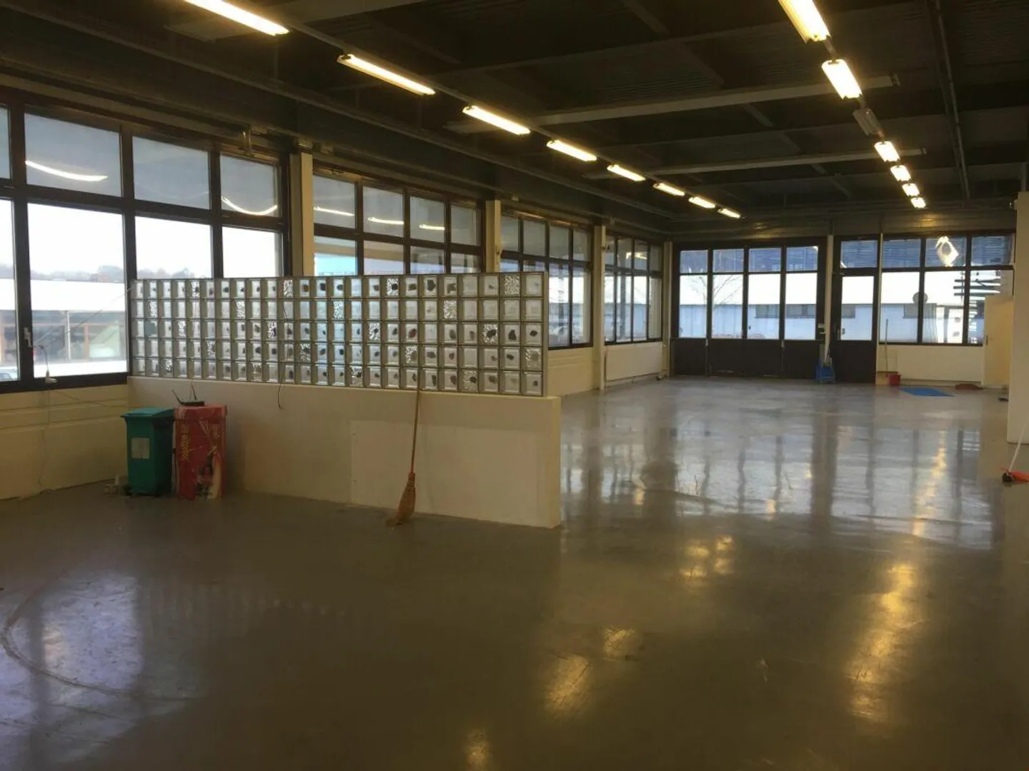 «Le Mont AV Geschäftsgebäude mit Parkplätzen» - Foto 1 von 4