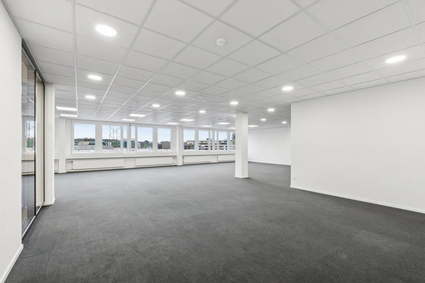 Ufficio attraente con nuovo allestimento interno - Trasferisciti e inizia - Foto 2 di 13