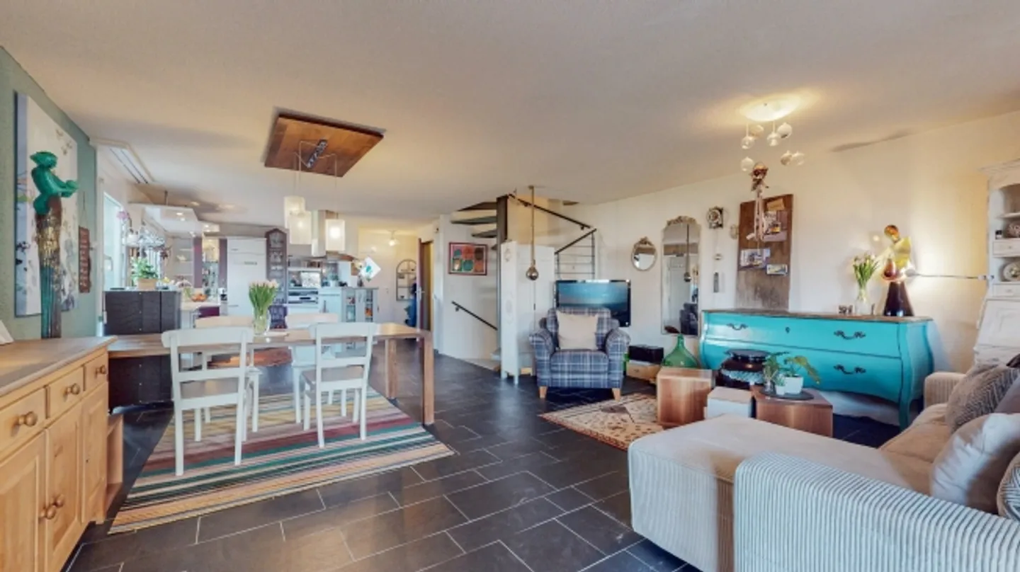 Casa angolare con carattere - Foto 3 di 8