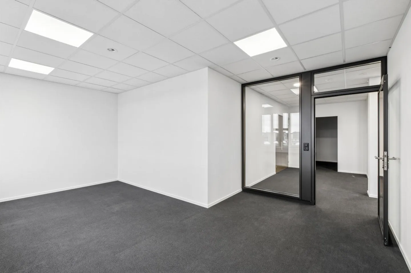 Ufficio attraente con nuovo allestimento interno - Trasferisciti e inizia - Foto 5 di 13
