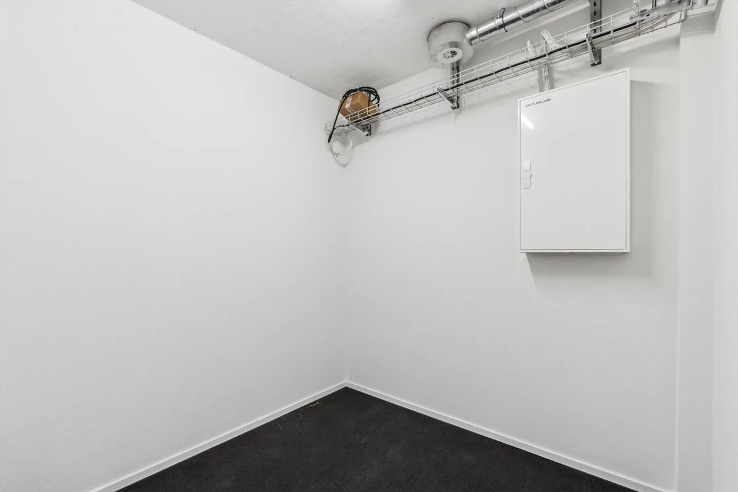 Ufficio attraente con nuovo allestimento interno - Trasferisciti e inizia - Foto 7 di 13