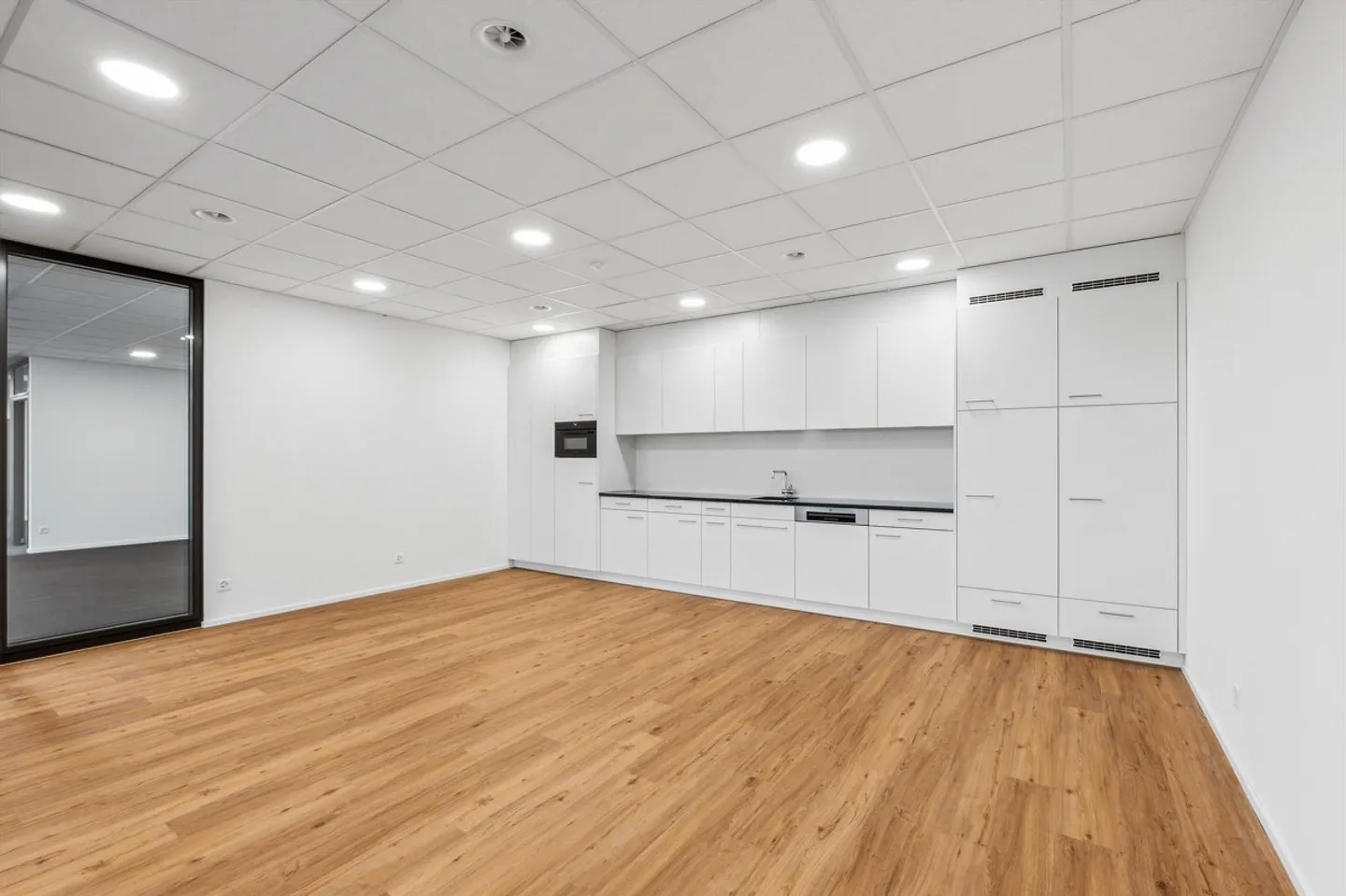 Ufficio attraente con nuovo allestimento interno - Trasferisciti e inizia - Foto 8 di 13