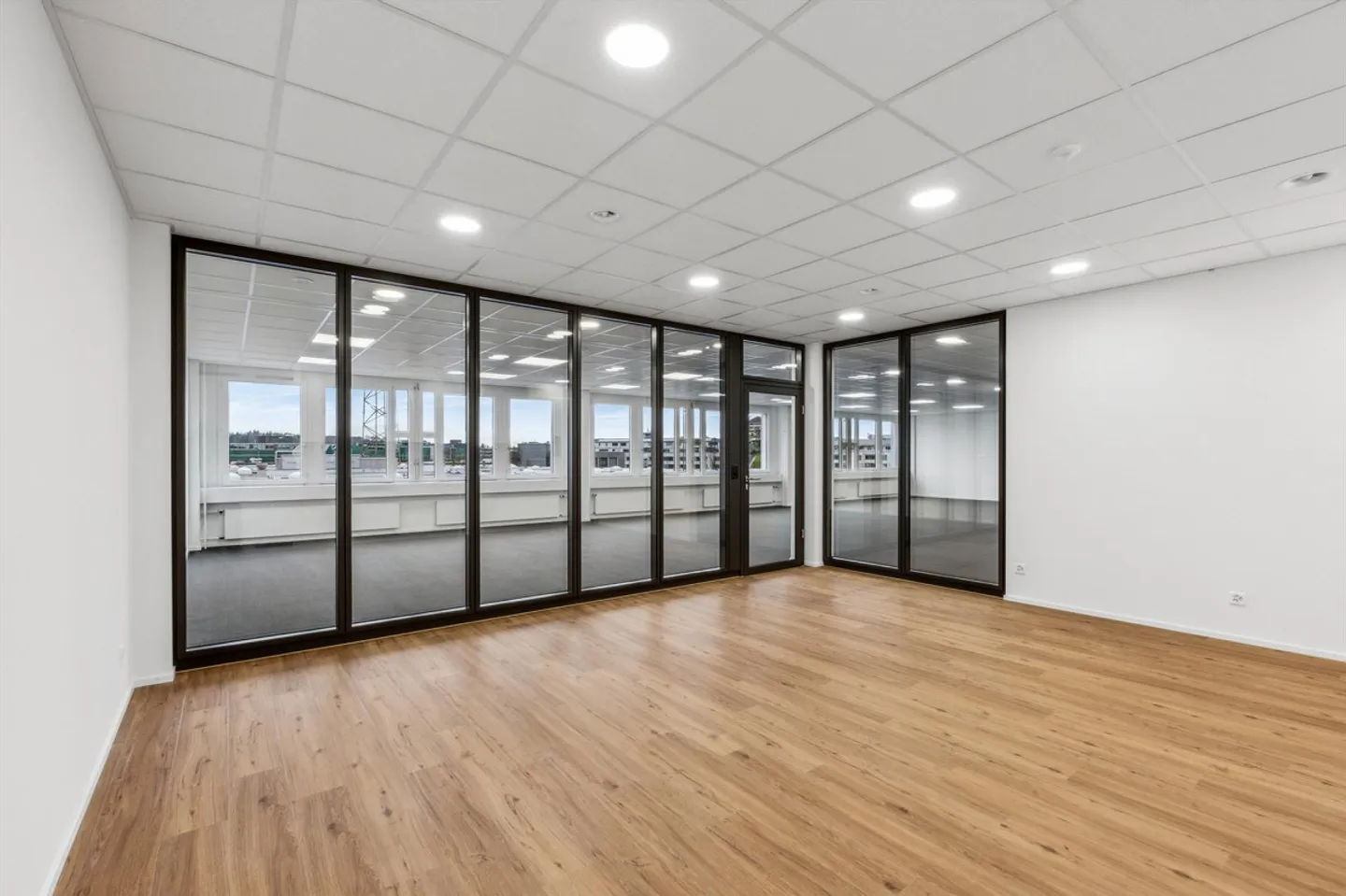 Ufficio attraente con nuovo allestimento interno - Trasferisciti e inizia - Foto 9 di 13