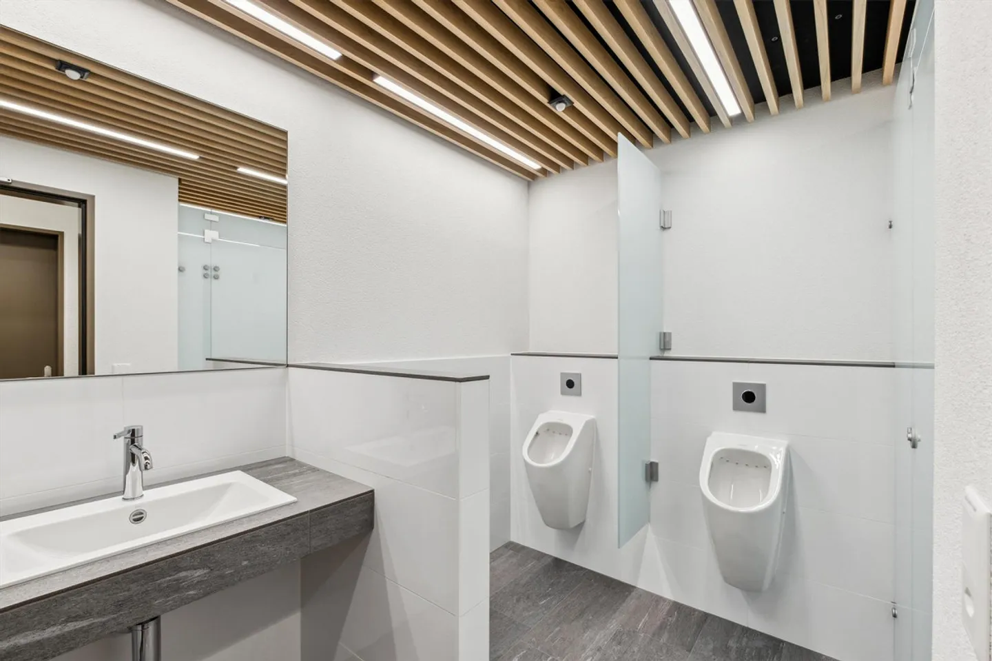 Ufficio attraente con nuovo allestimento interno - Trasferisciti e inizia - Foto 10 di 13