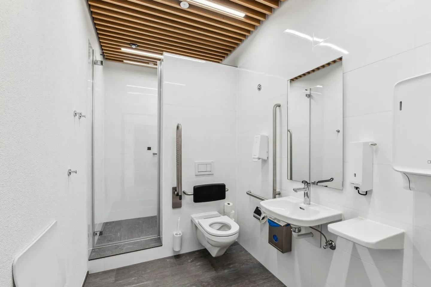 Ufficio attraente con nuovo allestimento interno - Trasferisciti e inizia - Foto 11 di 13