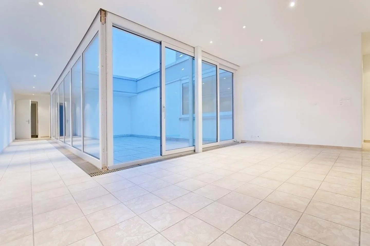Geräumige Attika mit Dachterrasse - Foto 3 von 12