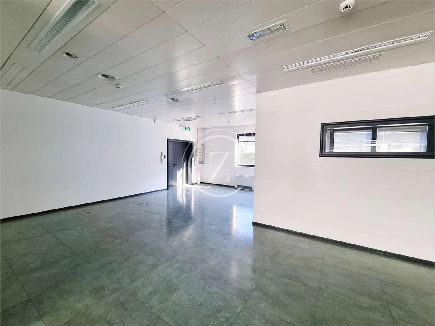 Nous louons un bureau de 272,25 m² - Photo 1 sur 7