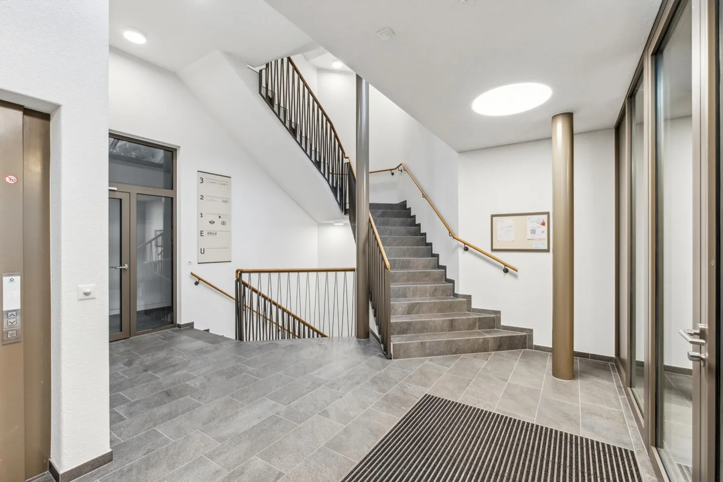 Ufficio attraente con nuovo allestimento interno - Trasferisciti e inizia - Foto 12 di 13
