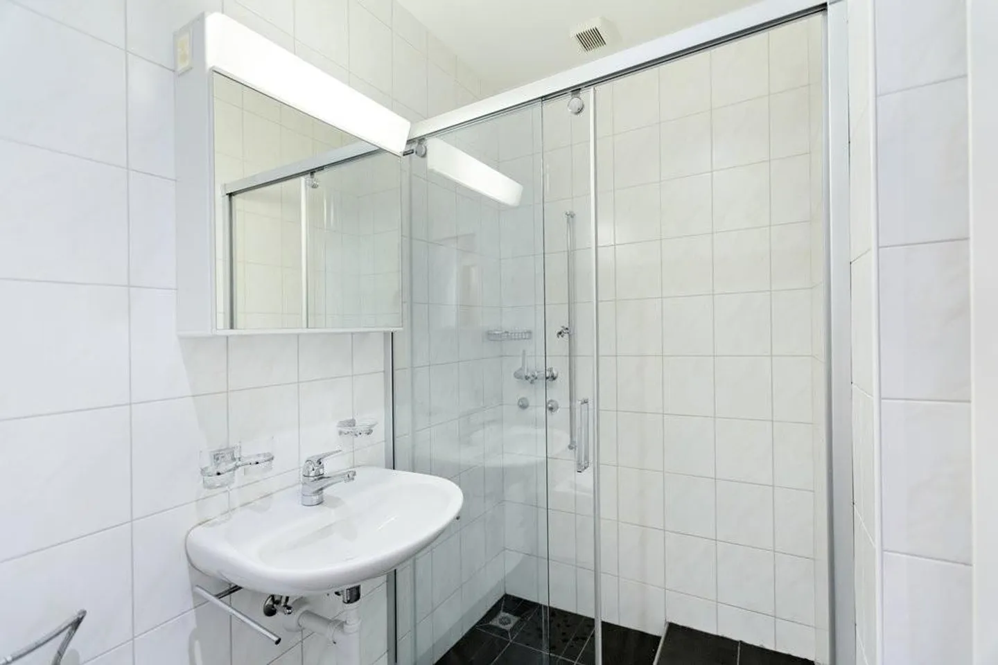 Geräumige Attika mit Dachterrasse - Foto 9 von 12
