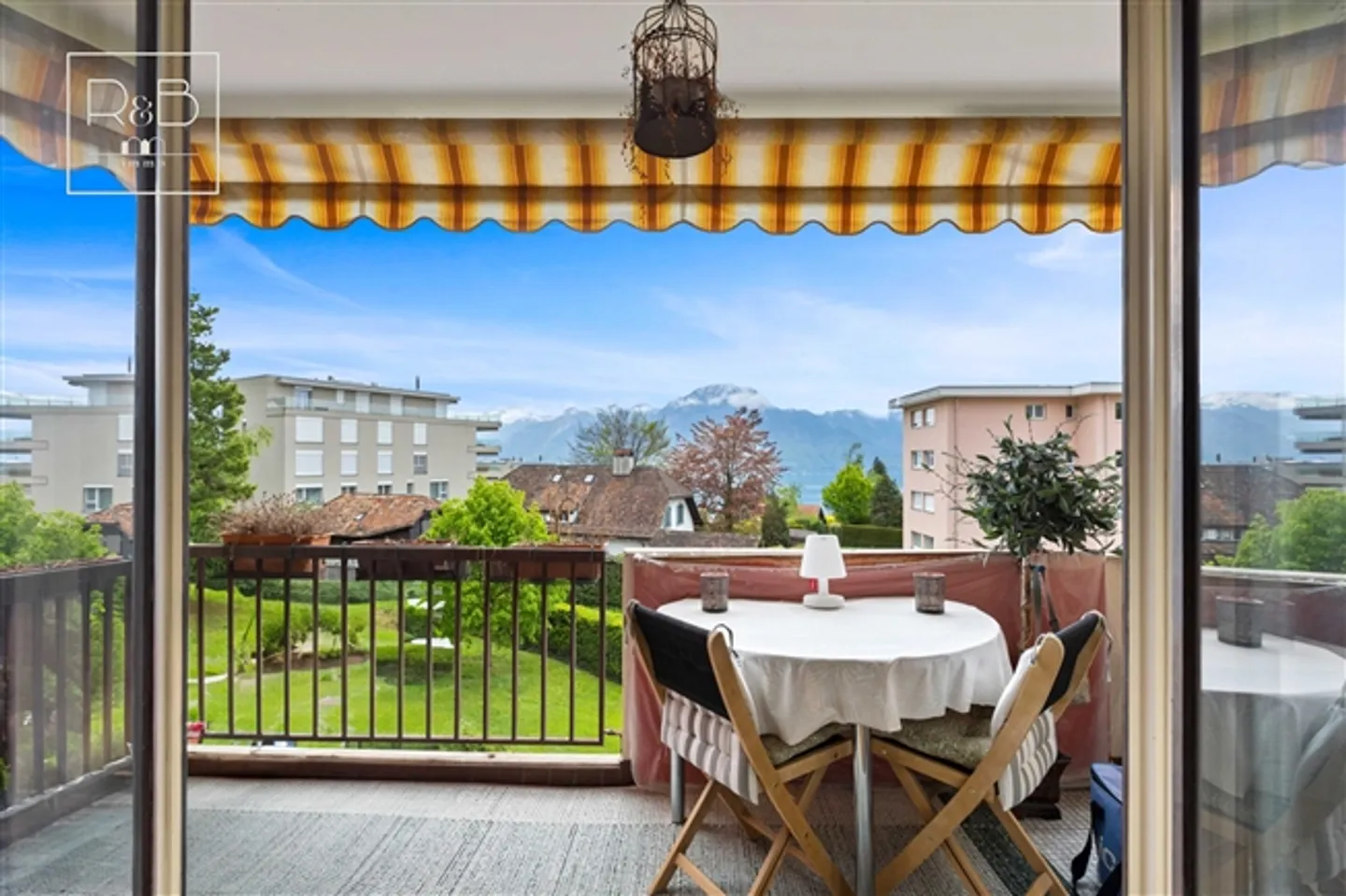 3.5-room apartment with beautiful view of the lake and mountains - Photo 8 of 9