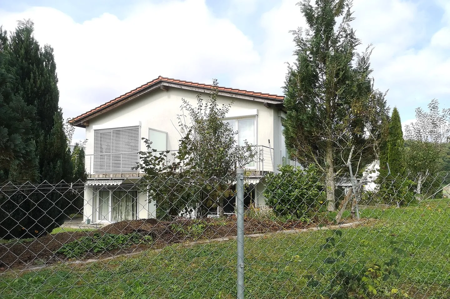 Casa con due appartamenti affittati e un appartamento per il proprietario - Foto 3 di 51