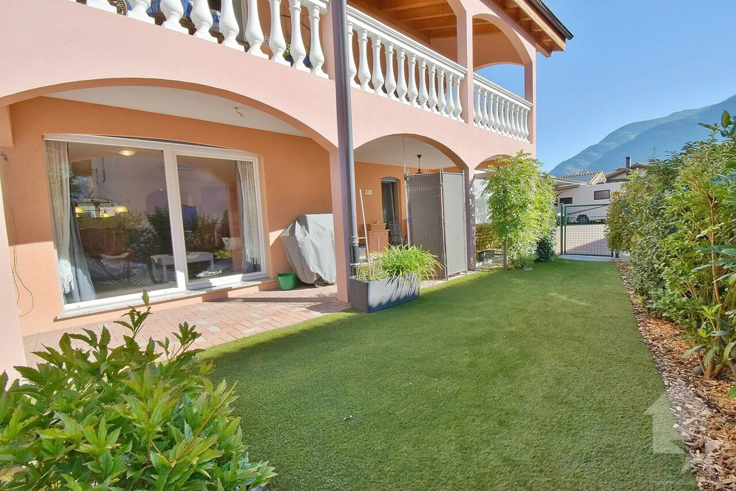 Spacious 4.5-room apartment with 2 parking spaces included - Photo 2 of 13