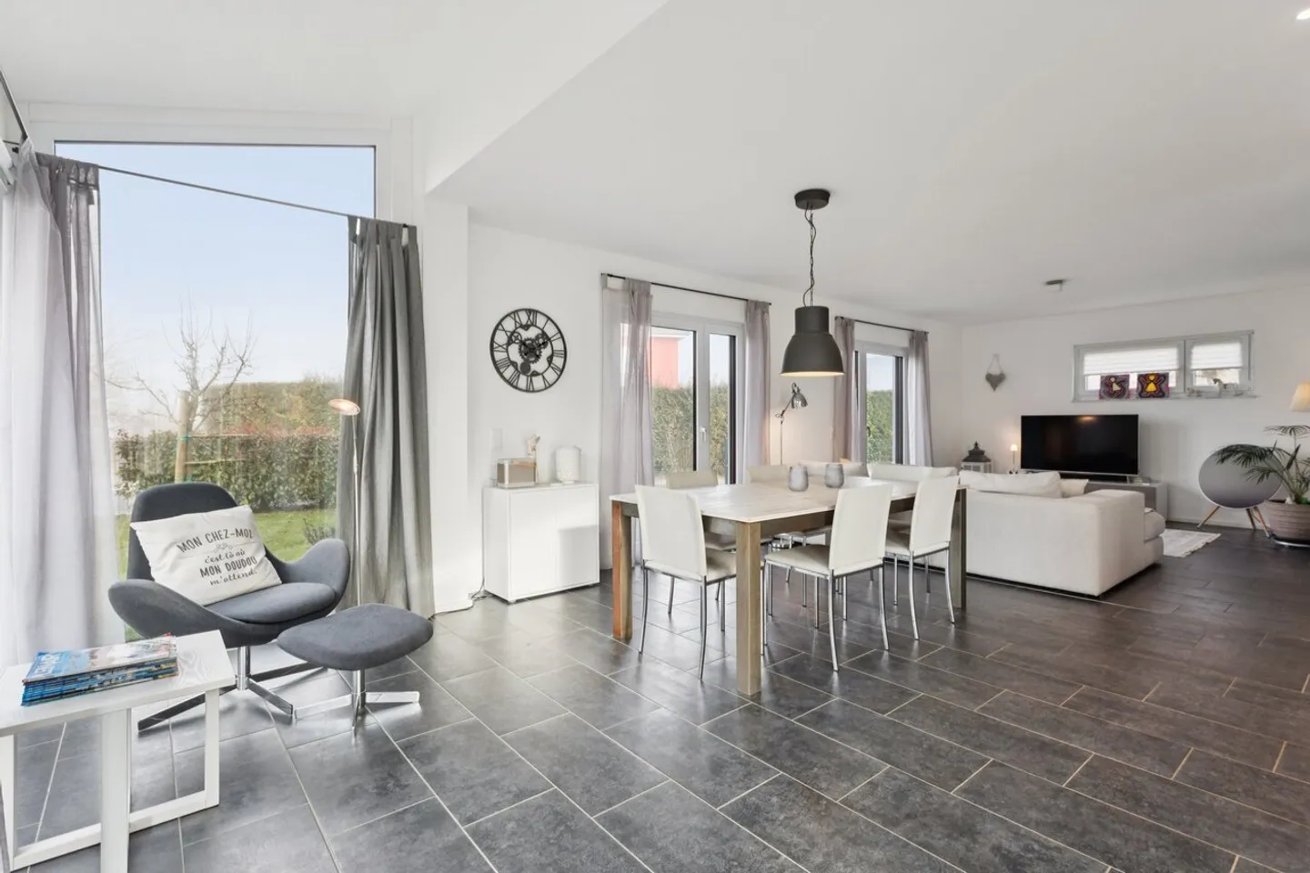 Heart of the Home: Family Villa in Green Surroundings - Photo 3 of 18