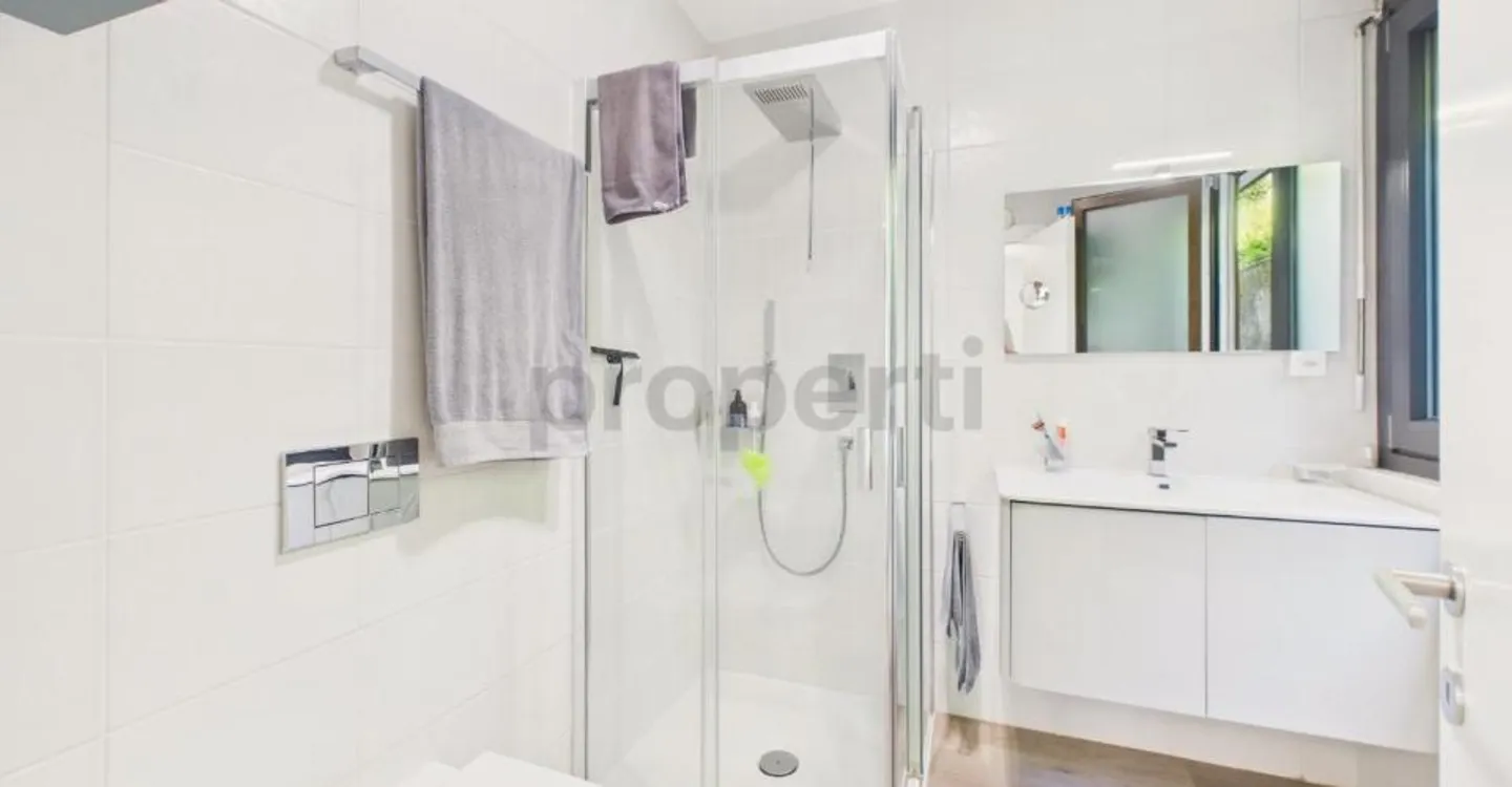 Aldesago: elegant 3.5 room renovated apartment with terrace lake view and swimming pool - Photo 11 of 12