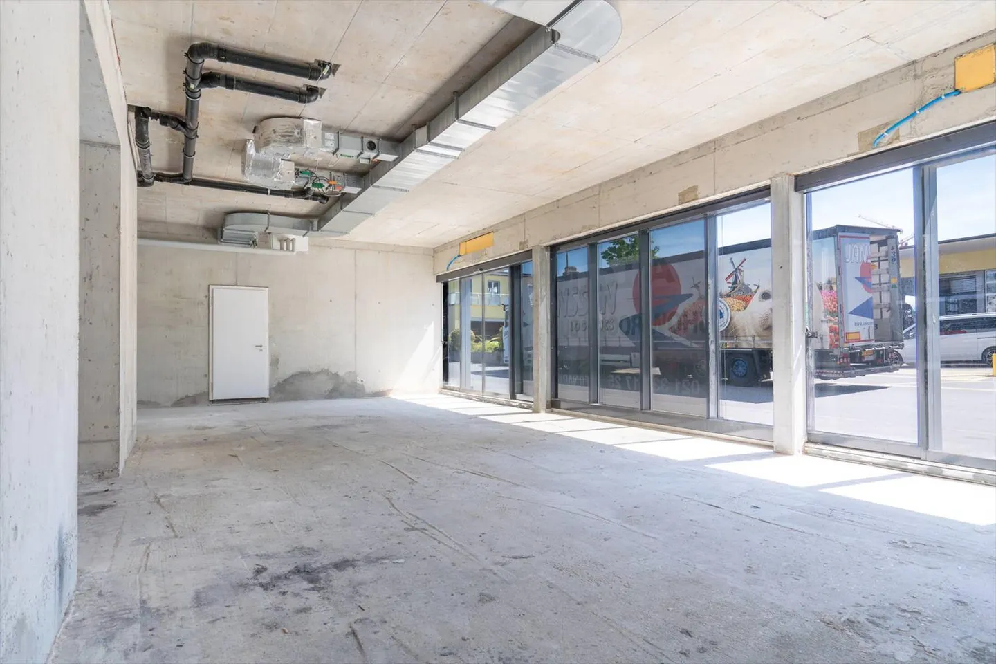 Spazio arcade di 200 m2 con belle vetrine direttamente sul flusso - Foto 5 di 5